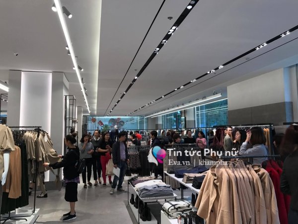 Mưa gió ngày khai trương, Zara đón lượng khách không đông như mong đợi - 4