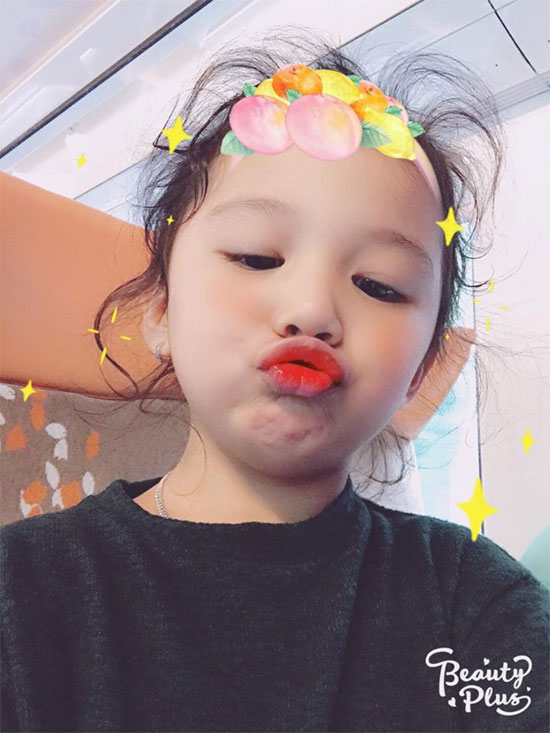 Sao Việt 24h: Con gái Jennifer Phạm thành chuyên gia “tự sướng” khi cầm điện thoại mẹ - 1