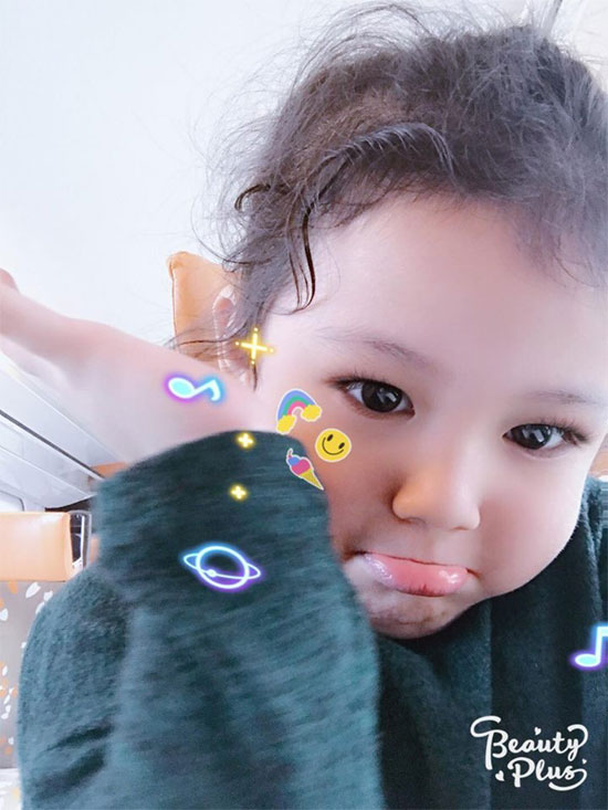 Sao Việt 24h: Con gái Jennifer Phạm thành chuyên gia “tự sướng” khi cầm điện thoại mẹ - 2