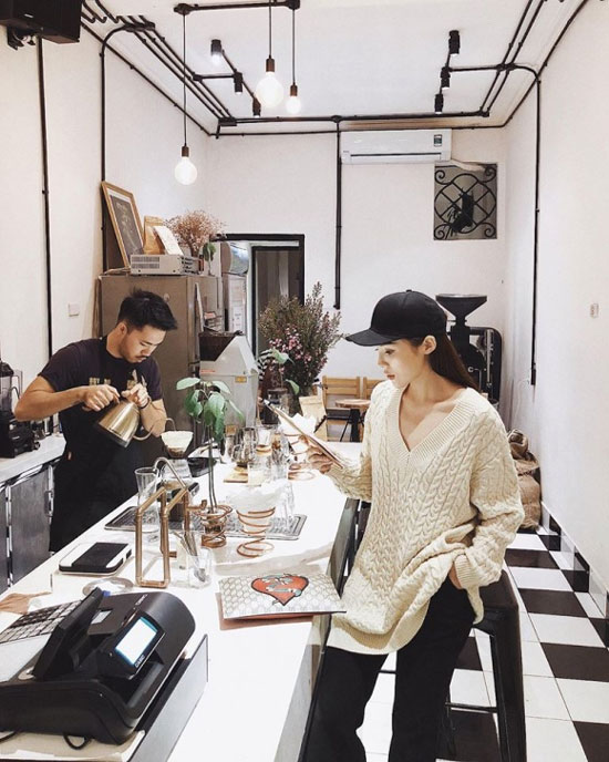 Sao Việt 24h: Con gái Jennifer Phạm thành chuyên gia “tự sướng” khi cầm điện thoại mẹ - 10