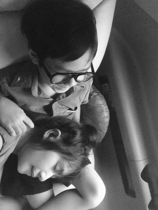 Sao Việt 24h: Con gái Jennifer Phạm thành chuyên gia “tự sướng” khi cầm điện thoại mẹ - 16