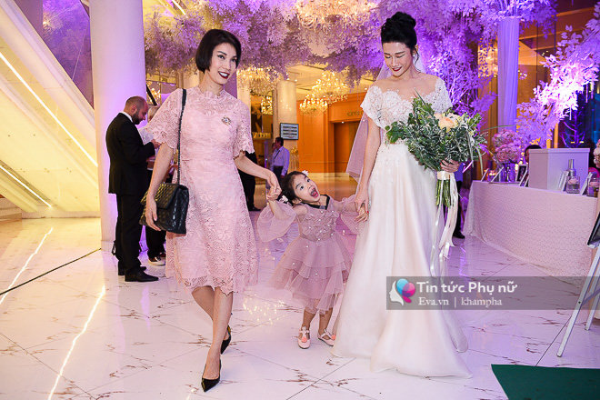 Mẹ con Xuân Lan, vợ chồng Lê Thuý đến mừng đám cưới Kha Mỹ Vân và chồng Tây - 9