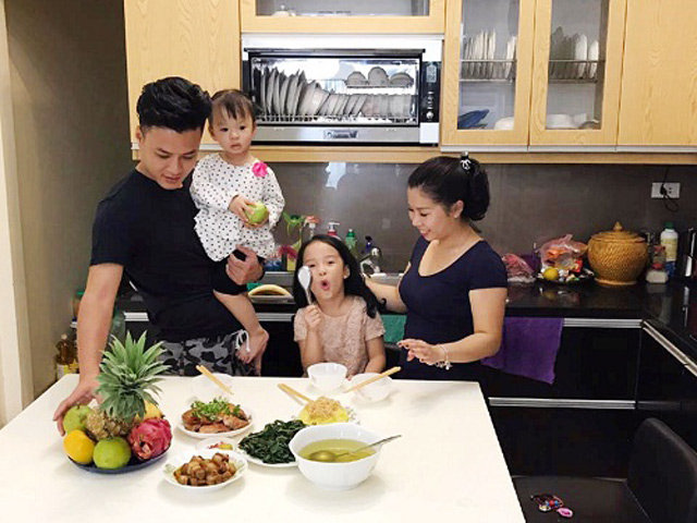 Những căn bếp người sang giàu - kẻ đơn sơ trái ngược của sao Việt