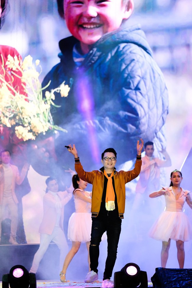 Hoàng Bách bỏ hát, đi làm đại sứ nhiều hoạt động xã hội - 1