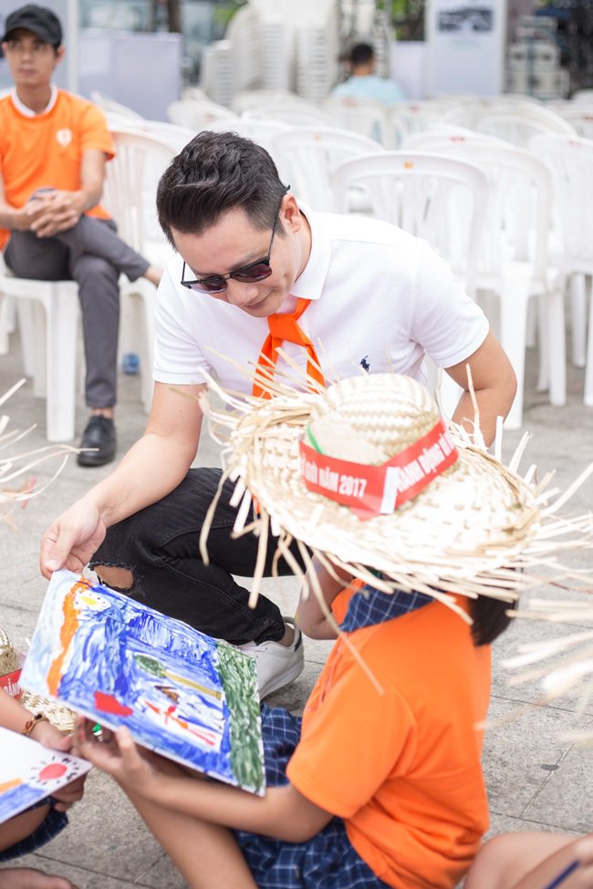 Hoàng Bách bỏ hát, đi làm đại sứ nhiều hoạt động xã hội - 4