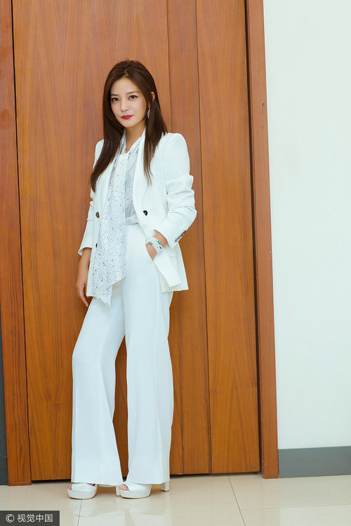 Kinh doanh gian lận, vợ chồng Triệu Vy nộp phạt 2,1 tỷ đồng và bị cấm tham gia chứng khoán - 1