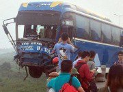 Tin tức - Hà Nội: Kinh hoàng xe khách treo lơ lửng giữa cầu Thanh Trì sau cú va chạm với xe tải