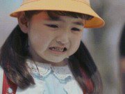 Làm mẹ - Video bé gái mếu khóc trong lần đầu tự đi học một mình hút gần 2 triệu lượt xem