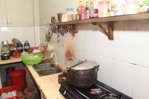 Những căn bếp amp;#34;người sang giàu - kẻ đơn sơamp;#34; trái ngược của sao Việt - 10