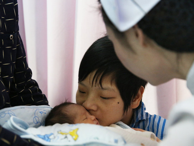 Mắc bại não bẩm sinh, mẹ 9x giàu nghị lực vẫn quyết sinh con cho chồng 45 tuổi