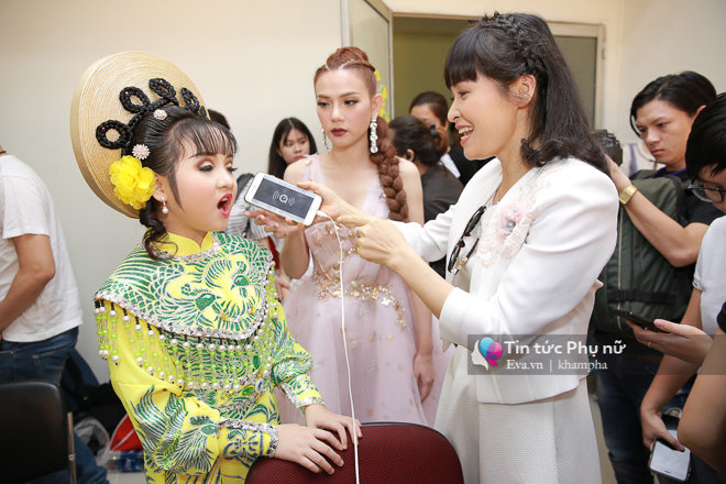 amp;#34;Bà mẹ 4 conamp;#34; Trang Nhung lo lắng, chăm sóc con gái thứ 3 trong hậu trường - 8
