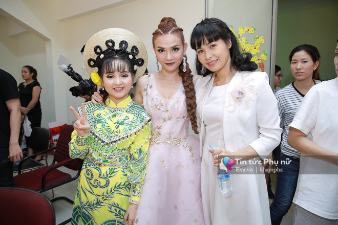 amp;#34;Bà mẹ 4 conamp;#34; Trang Nhung lo lắng, chăm sóc con gái thứ 3 trong hậu trường - 1