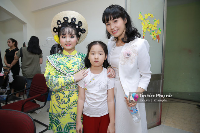 amp;#34;Bà mẹ 4 conamp;#34; Trang Nhung lo lắng, chăm sóc con gái thứ 3 trong hậu trường - 2