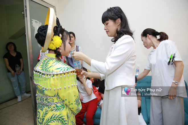 amp;#34;Bà mẹ 4 conamp;#34; Trang Nhung lo lắng, chăm sóc con gái thứ 3 trong hậu trường - 3