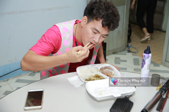 Hoài Linh, Hiền Thục đều phải uống thuốc ngay trước giờ lên sóng trực tiếp - 11
