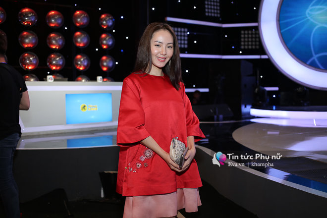 amp;#34;Bà mẹ 4 conamp;#34; Trang Nhung lo lắng, chăm sóc con gái thứ 3 trong hậu trường - 16