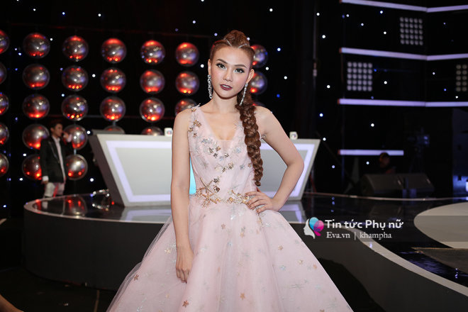 amp;#34;Bà mẹ 4 conamp;#34; Trang Nhung lo lắng, chăm sóc con gái thứ 3 trong hậu trường - 15
