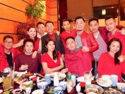 Làng sao - Thanh Thảo và bạn trai Việt kiều hôn nhau trong tiệc kỷ niệm tình yêu bên bạn bè