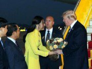 Tin tức - Cô gái xinh như hoa hậu được vinh dự tặng hoa Tổng thống Donald Trump là ai?