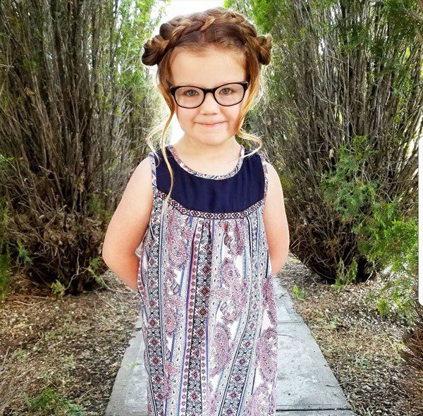 Bé gái nổi bật nhất MXH nhờ kiểu tóc tết hình ngôi sao amp;#34;khổng lồamp;#34; trên đầu - 10