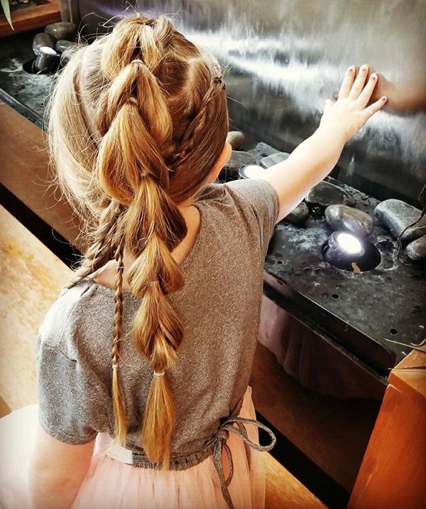 Bé gái nổi bật nhất MXH nhờ kiểu tóc tết hình ngôi sao amp;#34;khổng lồamp;#34; trên đầu - 4