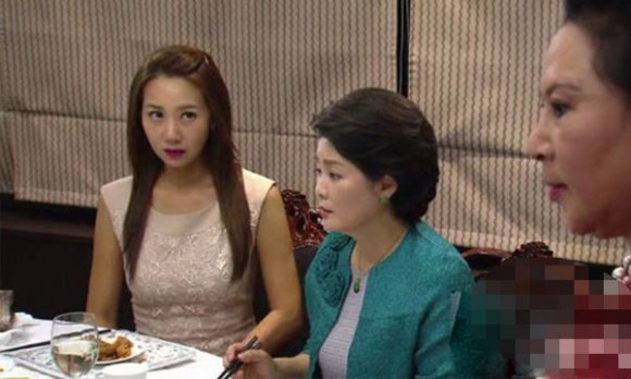 Bị cả nhà chồng ghét cay, ghét đắng vì ngày cưới nhà gái khoe của chơi trội - 1