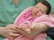 Làm mẹ - Cách dỗ trẻ sơ sinh nín khóc, ngủ ngon trong giây lát bằng tiếng nước chảy, vuốt dọc sống mũi