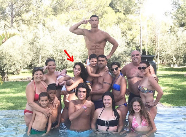 Bạn gái cũ toàn siêu mẫu, diễn viên, amp;#34;sát thủ tình trườngamp;#34; Ronaldo lại amp;#34;đổ gụcamp;#34; bên nàng Lọ Lem - 9