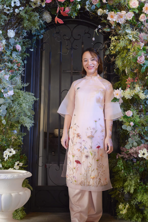 Bà mẹ amp;#34;cựu sinh viên NEU” mách cách tự bắt hoa kem bơ thần thánh để amp;#34;càiamp;#34; lên bánh - 1