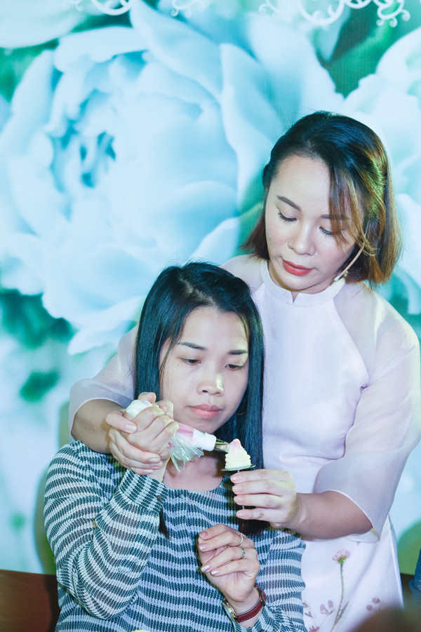 Bà mẹ amp;#34;cựu sinh viên NEU” mách cách tự bắt hoa kem bơ thần thánh để amp;#34;càiamp;#34; lên bánh - 4