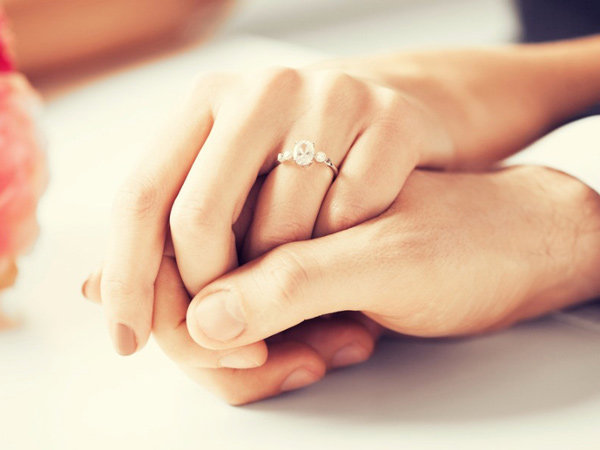 Bi hài thanh niên định cầu hôn bằng cách nhét nhẫn vào bánh nhưng lại bị bạn gái nuốt trôi - 2