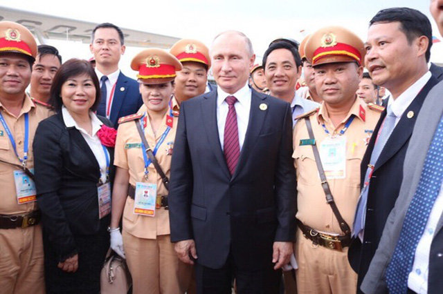Nữ CSGT duy nhất được Tổng thống Nga Putin bắt tay cảm ơn - 2