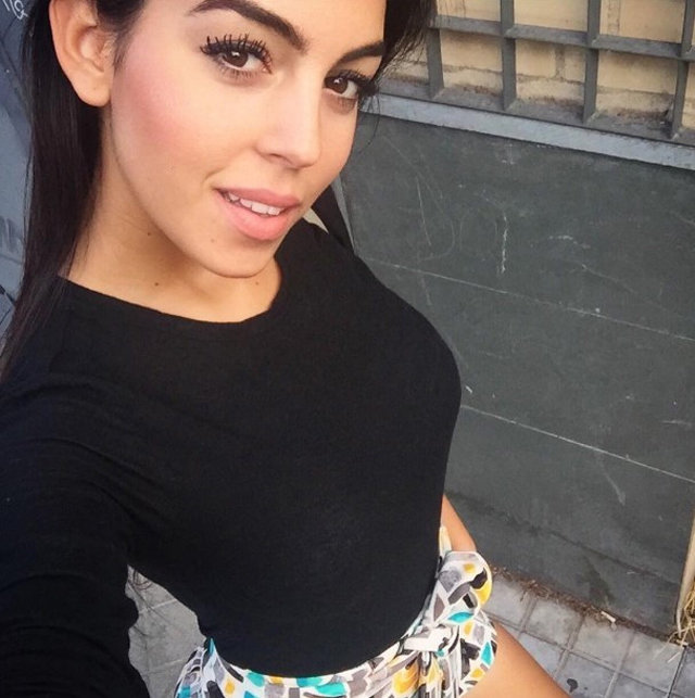 Bạn gái cũ toàn siêu mẫu, diễn viên, amp;#34;sát thủ tình trườngamp;#34; Ronaldo lại amp;#34;đổ gụcamp;#34; bên nàng Lọ Lem - 1