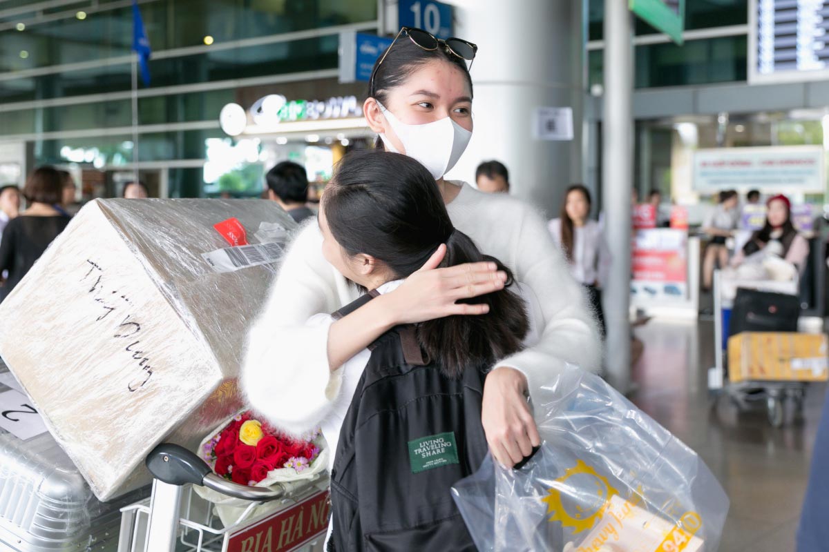 Á hậu Thuỳ Dung bịt khẩu trang kín mít, âm thầm về nước sau Miss International - 5