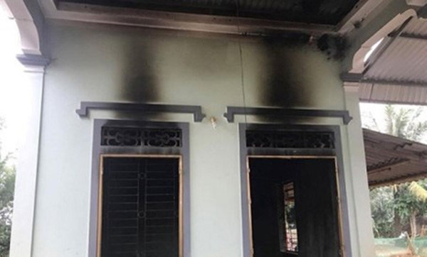 Mẹ cắm sạc pin điện thoại rồi cùng con nhỏ đi thể dục, sạc nổ thiêu rụi cả căn nhà - 1