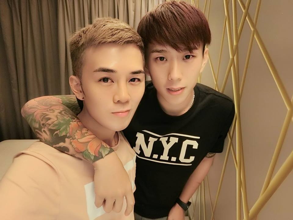 Cặp trai đẹp cầu hôn nhau siêu ngọt khiến chị em phát hờn - 2