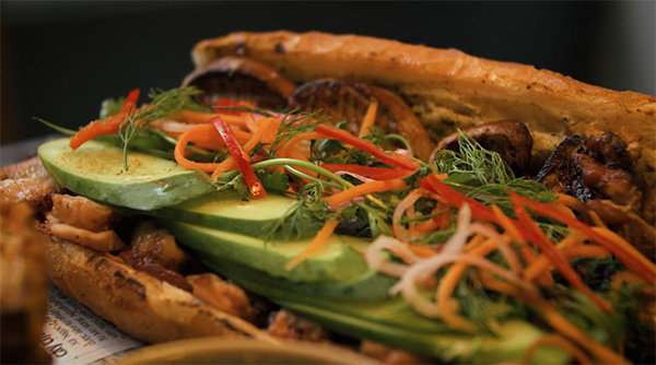 Có gì bên trong ổ bánh mì 2,2 triệu đồng khiến các tín đồ ẩm thực Sài thành xôn xao - 1