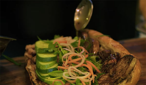 Có gì bên trong ổ bánh mì 2,2 triệu đồng khiến các tín đồ ẩm thực Sài thành xôn xao - 9