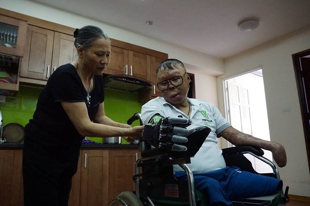 Cuộc sống mới của chiến sĩ sống sót trong vụ trực thăng rơi ở HN khi có bàn tay giả - 3