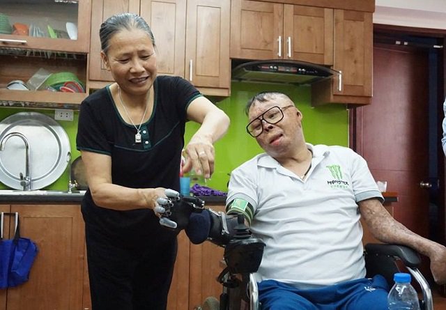 Cuộc sống mới của chiến sĩ sống sót trong vụ trực thăng rơi ở HN khi có bàn tay giả - 9
