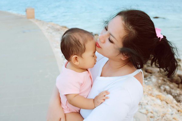 Con không chịu bú bình, mẹ cắt ống truyền làm amp;#34;cần câuamp;#34; giúp bé ti ầm ầm hết bay 180ml - 1