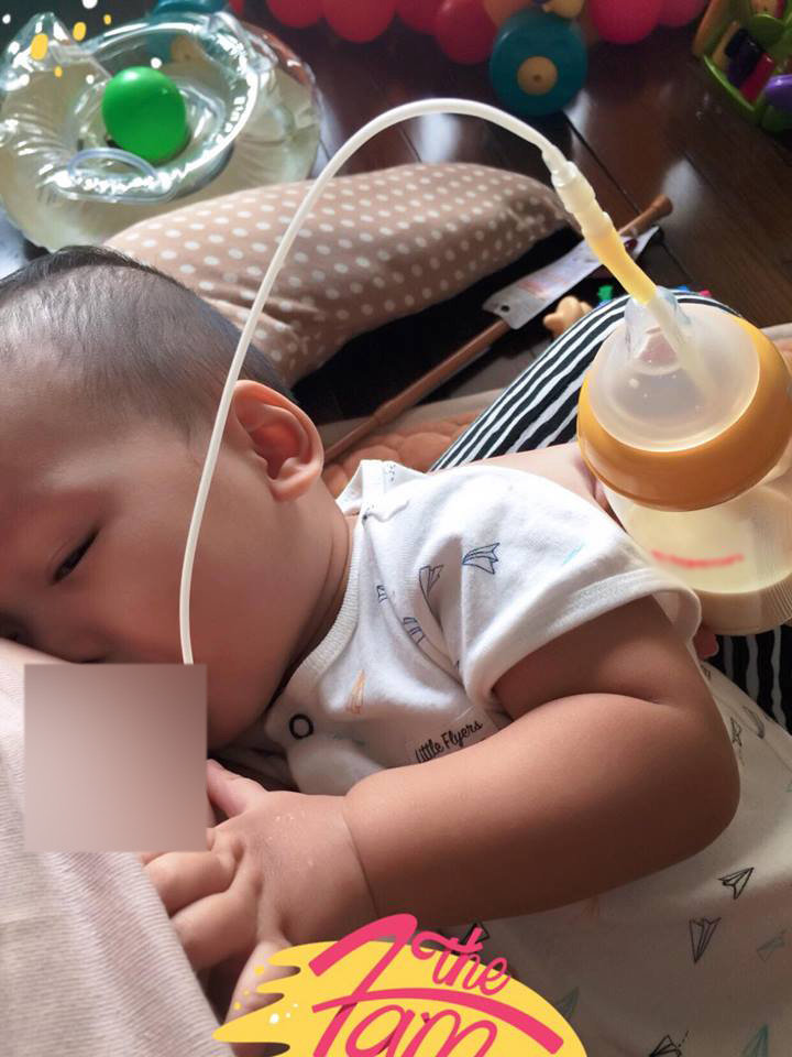 Con không chịu bú bình, mẹ cắt ống truyền làm amp;#34;cần câuamp;#34; giúp bé ti ầm ầm hết bay 180ml - 2