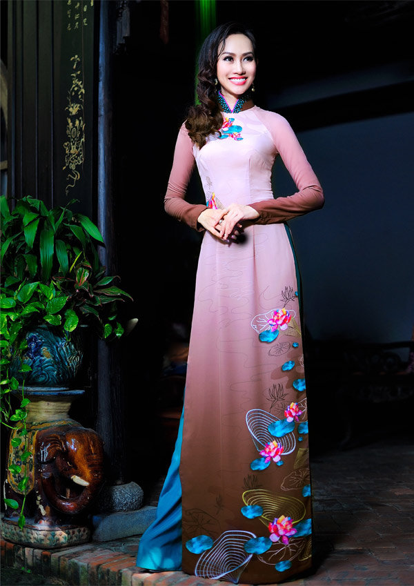 Vẻ đẹp đầy lôi cuốn của hội họa trên chiếc áo dài - 1
