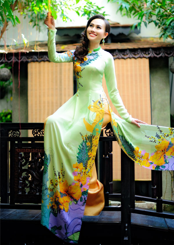 Vẻ đẹp đầy lôi cuốn của hội họa trên chiếc áo dài - 2