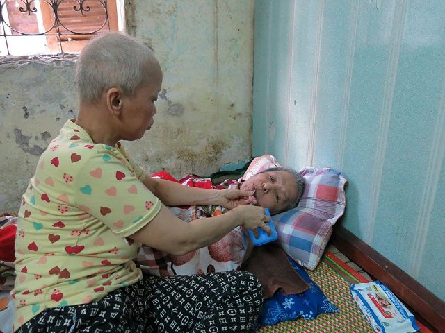 Tin tức 24h: Buốt lòng cảnh vợ ung thư vú giai đoạn cuối “đóng bỉm” ở ngực để chăm chồng - 1
