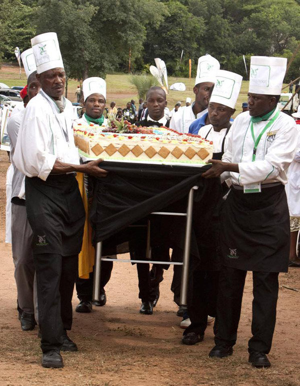 Choáng với sở thích ‘đốt tiền’ vào mua sắm của đệ nhất phu nhân Tổng thống Zimbabwe - 5