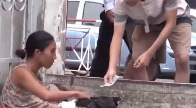 “Chăn dắt” trẻ trước cổng viện lấy tiền tiêm chích: Người mẹ có bị tước quyền nuôi con? - 2