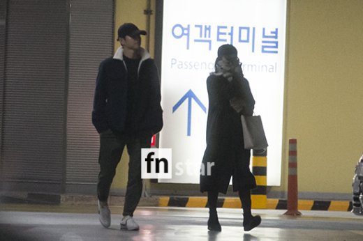 Chẳng nắm tay nắm chân, Song Joong Ki và Song Hye Kyo về nước amp;#34;mặt lạnh như tiềnamp;#34; - 3