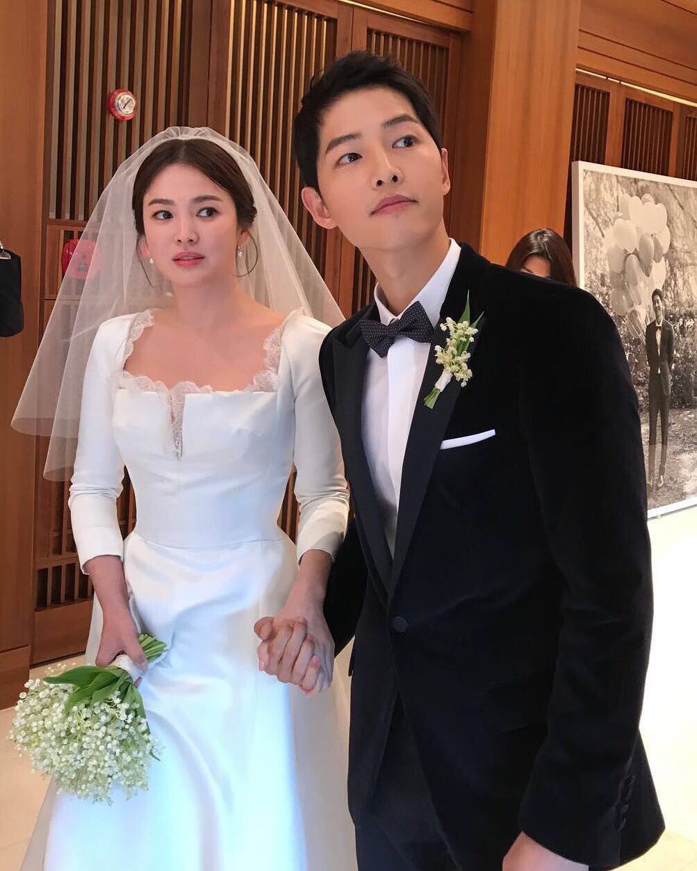 Chẳng nắm tay nắm chân, Song Joong Ki và Song Hye Kyo về nước amp;#34;mặt lạnh như tiềnamp;#34; - 8