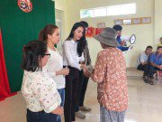 Làng sao - Sau khi ủng hộ 100 triệu, Thủy Tiên - Công Vinh trao quà tận tay cho người dân miền Trung